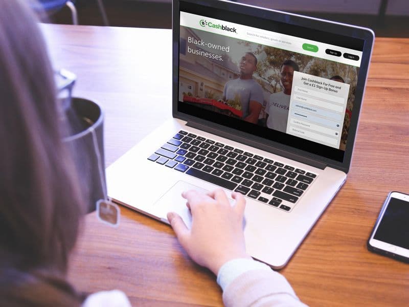 A shopper browsing the Cashblack website on a laptop
